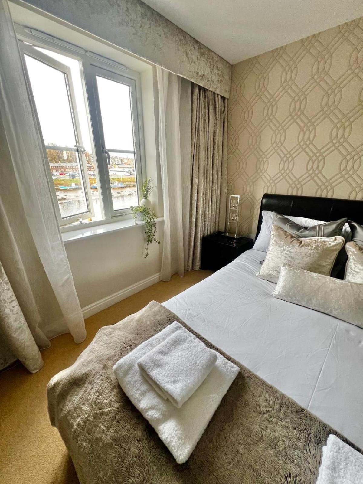 Majestic, Modern & Spacious Harbour-View Apartment With Parking วิทบี ภายนอก รูปภาพ